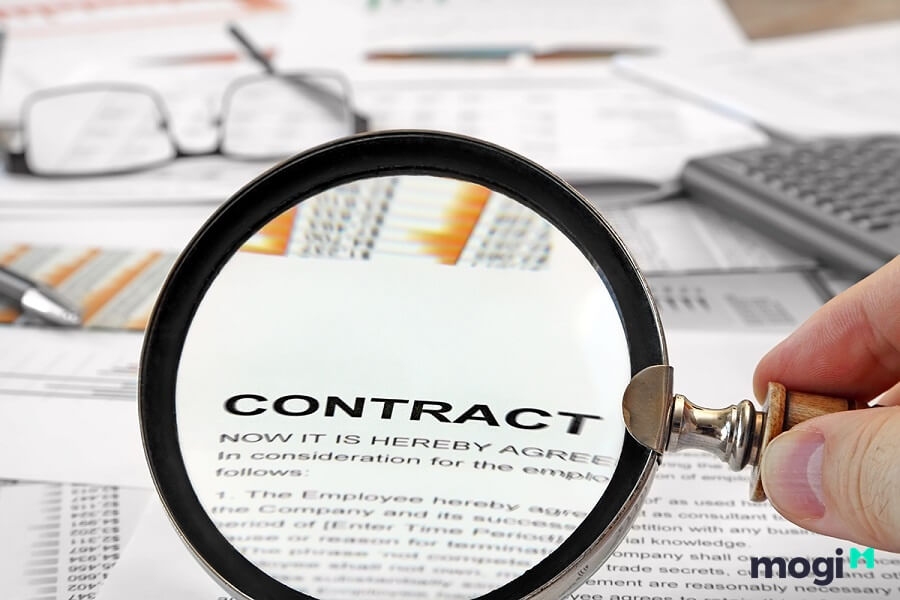Bạn cũng cần xem xét và thương lượng kỹ về các hạng mục trên hợp đồng mua bán đất trước khi ký kết.